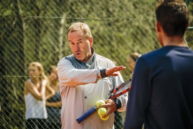 Seit Jahrzehnten betreut Erfolgstrainer Günter Bresnik, 61, die weltweite Tenniselite. Der Startrainer über die gescheiterte Beziehung zu seinem ehemaligen Schützling Dominic Thiem, die Causa Djoković, Impfen im Profisport, sein gestörtes Verhältnis zu Verbänden, den besten Tennisspieler aller Zeiten und seine Liebe zum Frauentennis.