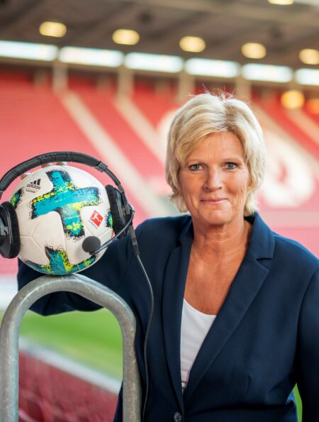 #4 ZDF-Kommentatorin Claudia Neumann zu Gast im Zwischenstopp-Podcast: Frau kann Fußball