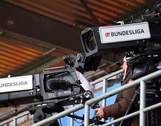 Abo-Dschungel Bundesliga: Was Fußballfans für Sky, DAZN und Co. zahlen müssen