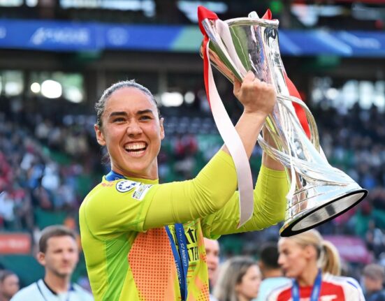 Torhüterin Manuela Zinsberger zu Gast in der 22. Folge des Zwischenstopp-Podcasts: Zwischen Champions-League-Triumph und fehlender Anerkennung