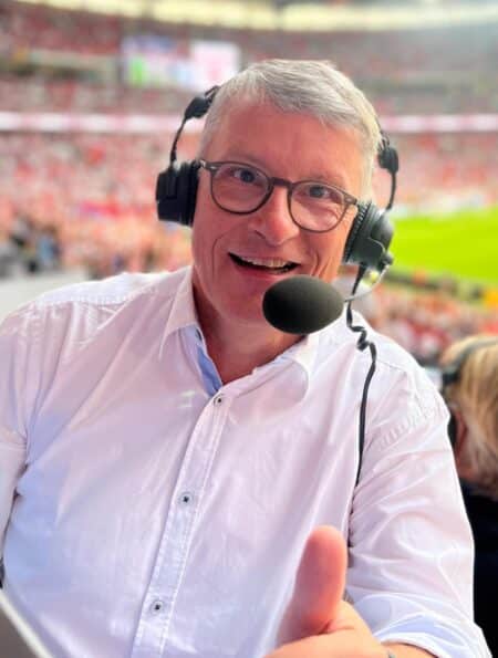 Kommentator und Sportreporter Bernd Schmelzer zu Gast in der 26. Folge des Zwischenstopp-Podcasts: Zwischen Shitstorms, Käsebrot & Kultkommentar