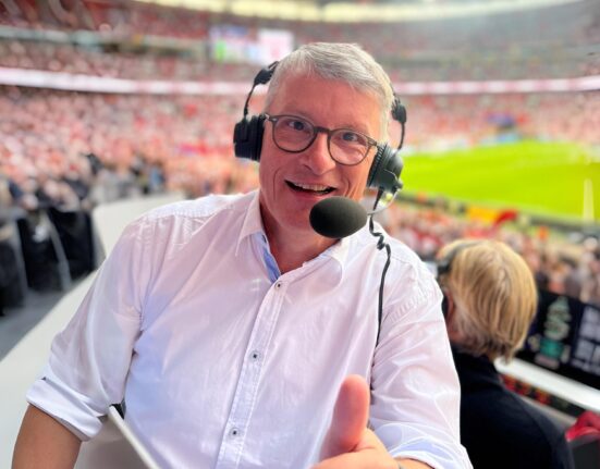 Kommentator und Sportreporter Bernd Schmelzer zu Gast in der 26. Folge des Zwischenstopp-Podcasts: Zwischen Shitstorms, Käsebrot & Kultkommentar