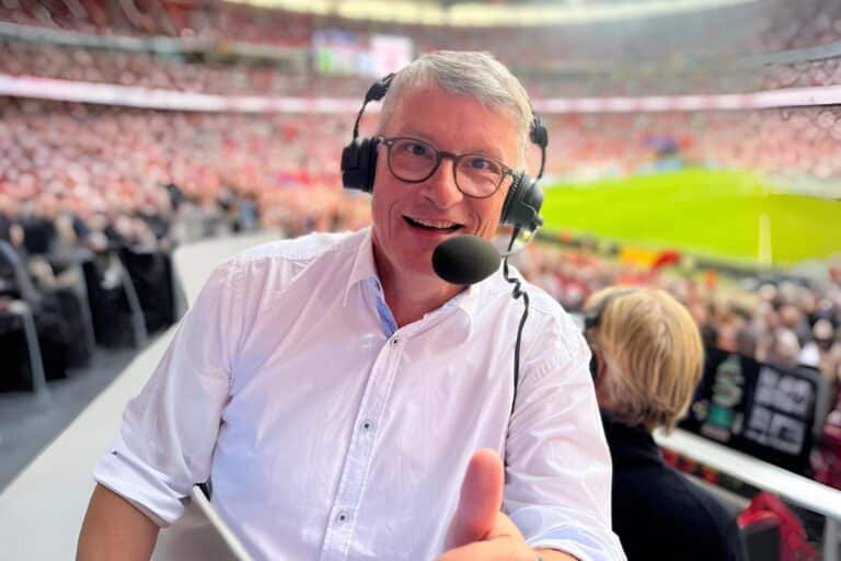 Kommentator und Sportreporter Bernd Schmelzer zu Gast in der 26. Folge des Zwischenstopp-Podcasts: Zwischen Shitstorms, Käsebrot & Kultkommentar