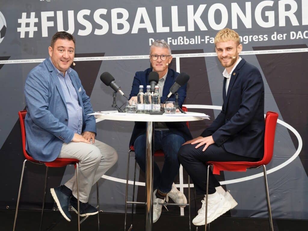 Kommentator und Sportreporter Bernd Schmelzer zu Gast in der 26. Folge des Zwischenstopp-Podcasts: Zwischen Shitstorms, Käsebrot & Kultkommentar