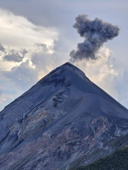 Grenzerfahrung Acatenango in Guatemala: Mit Barfußschuhen von Vivobarefoot auf einen der aktivsten Vulkane der Welt, den Fuego