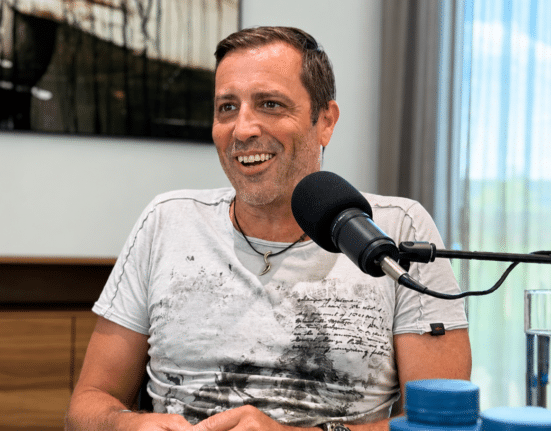 Er dachte, er würde sterben: Die unglaubliche Geschichte von Apnoetaucher Christian Redl im Zwischenstopp-Podcast